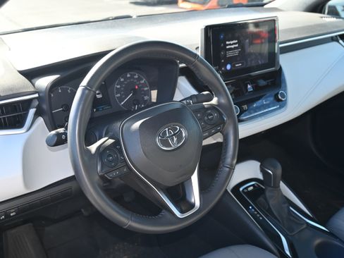 Used 2024 Toyota Corolla SE image 3