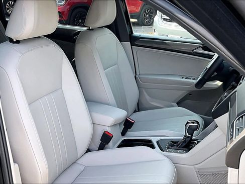 Certified 2022 Volkswagen Tiguan SE R-Line image 7