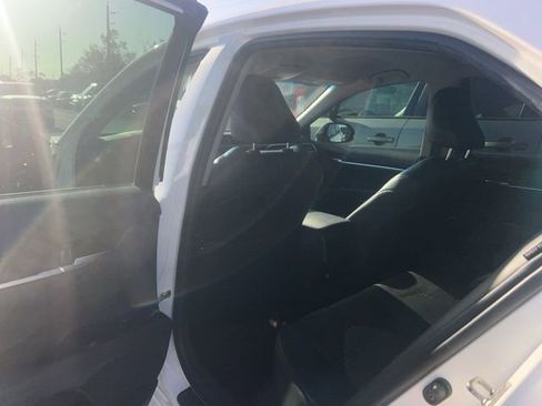 Used 2018 Toyota Camry SE image 6