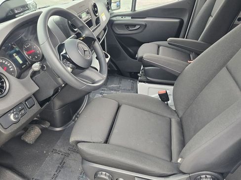 Used 2025 Mercedes-Benz Sprinter 2500 image 10