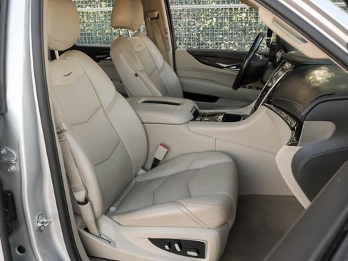 Used 2020 Cadillac Escalade ESV Luxury image 30