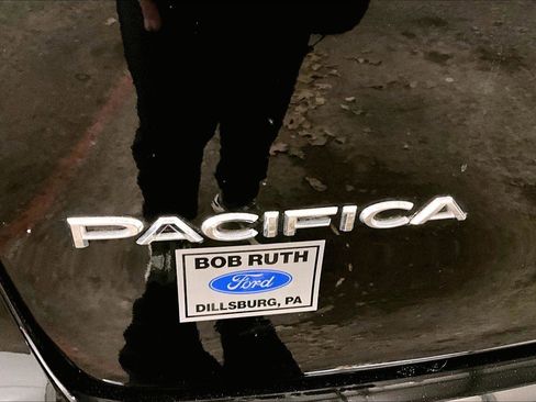 Used 2023 Chrysler Pacifica Touring-L image 13