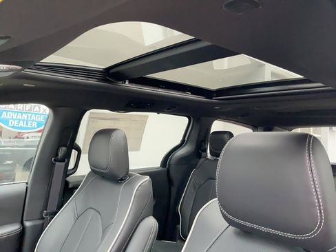 New 2026 Chrysler Pacifica Limited image 14