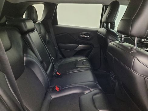 Used 2019 Jeep Cherokee Latitude Plus FWD image 19