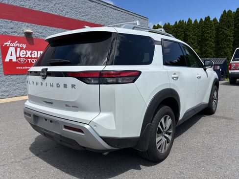 Used 2025 Nissan Pathfinder SL AWD/4WD image 3