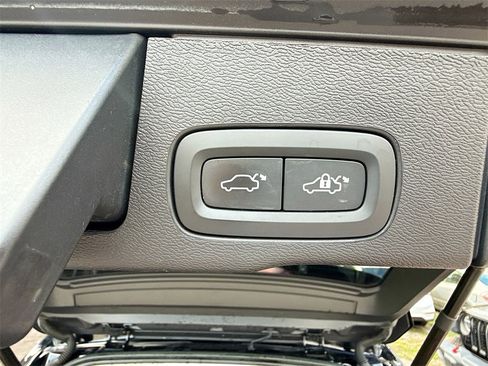 Used 2023 Volvo XC60 B5 Plus image 31