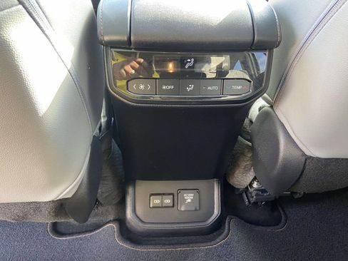 Used 2023 Toyota Highlander Bronze Edition FWD image 24