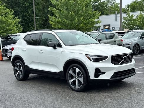 Used 2026 Volvo XC40 B5 Plus AWD/4WD image 3