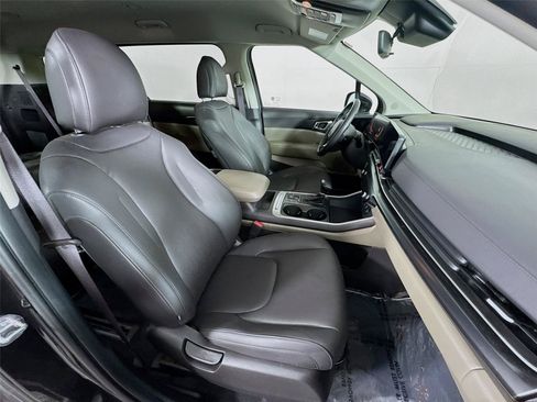 Used 2025 Kia Carnival FWD image 28