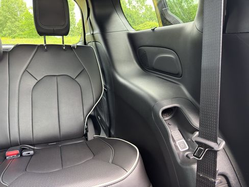 New 2027 Chrysler Pacifica Limited AWD/4WD image 37