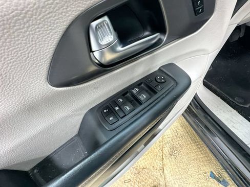 Used 2024 Chrysler Pacifica Limited FWD image 16