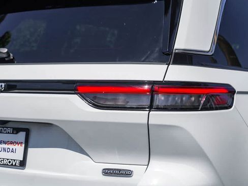 Used 2022 Jeep Grand Cherokee Overland w/ Luxury Tech Group IV AWD/4WD image 7