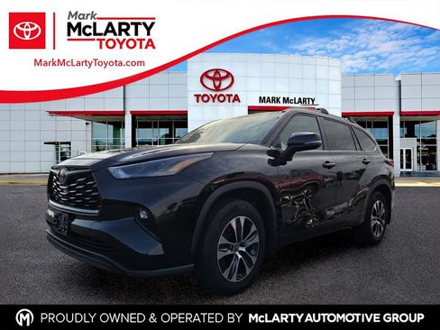Used 2022 Toyota Highlander XLE AWD/4WD image 1