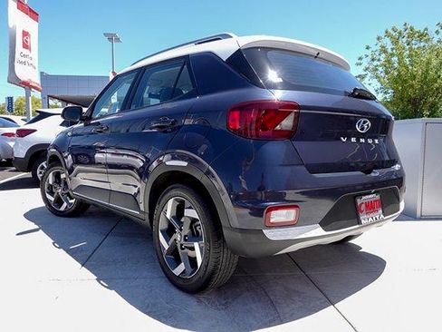 Used 2021 Hyundai Venue FWD image 7