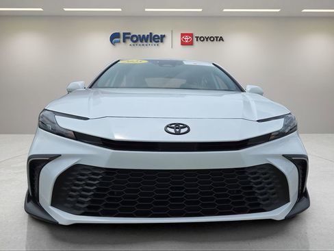 Used 2025 Toyota Camry SE FWD image 2