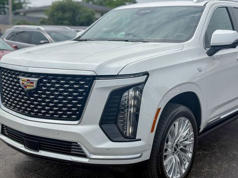Used 2025 Cadillac Escalade Premium Luxury AWD/4WD image 10