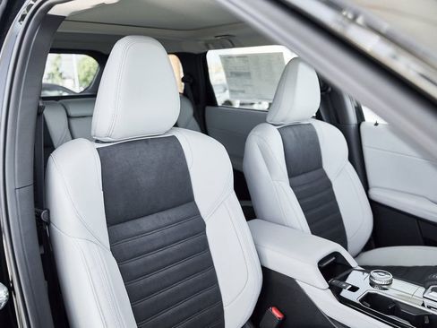 Used 2025 Mitsubishi Outlander SE FWD image 27