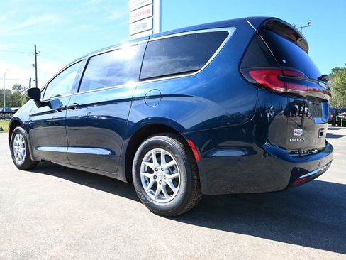 New 2025 Chrysler Pacifica Select image 5