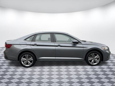 Used 2024 Volkswagen Jetta SE FWD image 2
