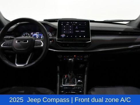 Used 2025 Jeep Compass Trailhawk AWD/4WD image 7