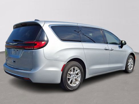 Used 2023 Chrysler Pacifica Touring-L FWD image 6