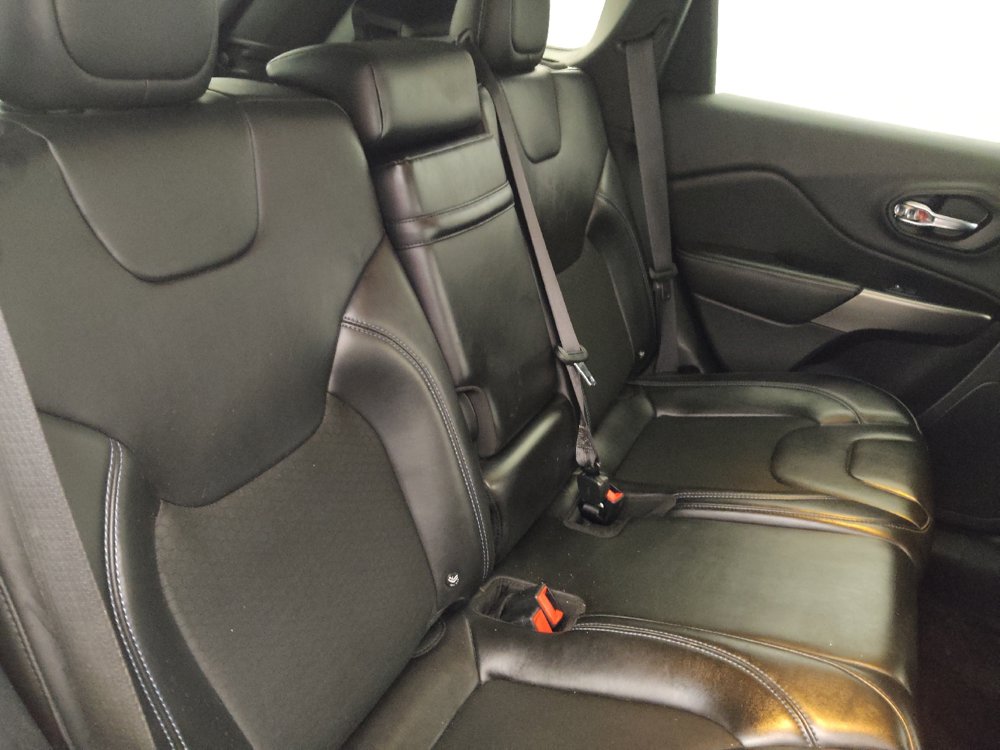 Used 2019 Jeep Cherokee Latitude Plus w/ Comfort/Convenience Group FWD image 19