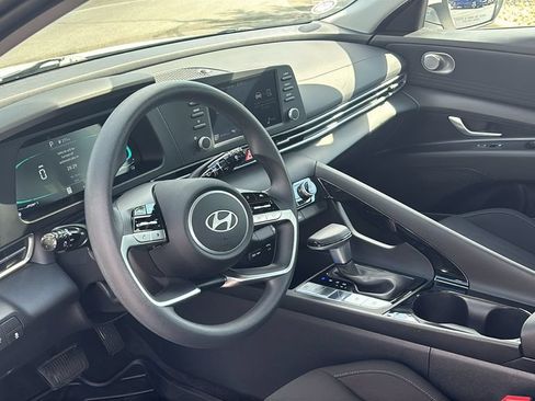 Used 2025 Hyundai Elantra Hybrid FWD image 25