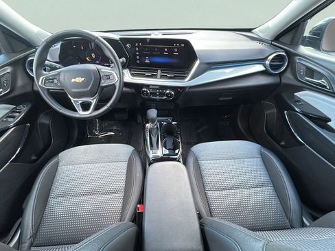 Used 2025 Chevrolet Trax LT w/ LT Convenience Package image 32