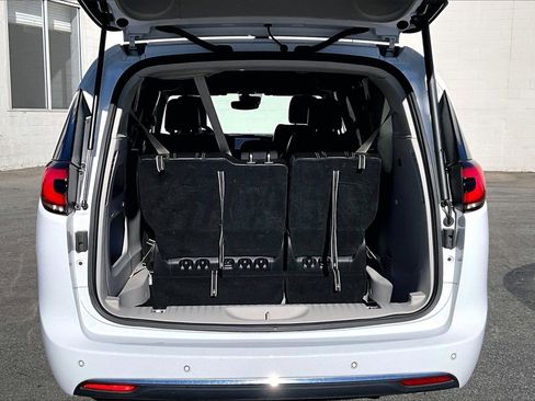 Certified 2024 Chrysler Pacifica Touring-L image 24