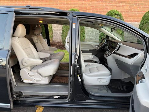 Used 2017 Toyota Sienna XLE w/ XLE Navigation Package FWD image 47