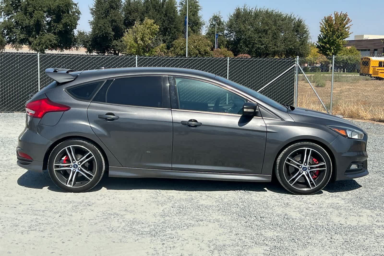 Used 2017 Ford Focus ST FWD image 9