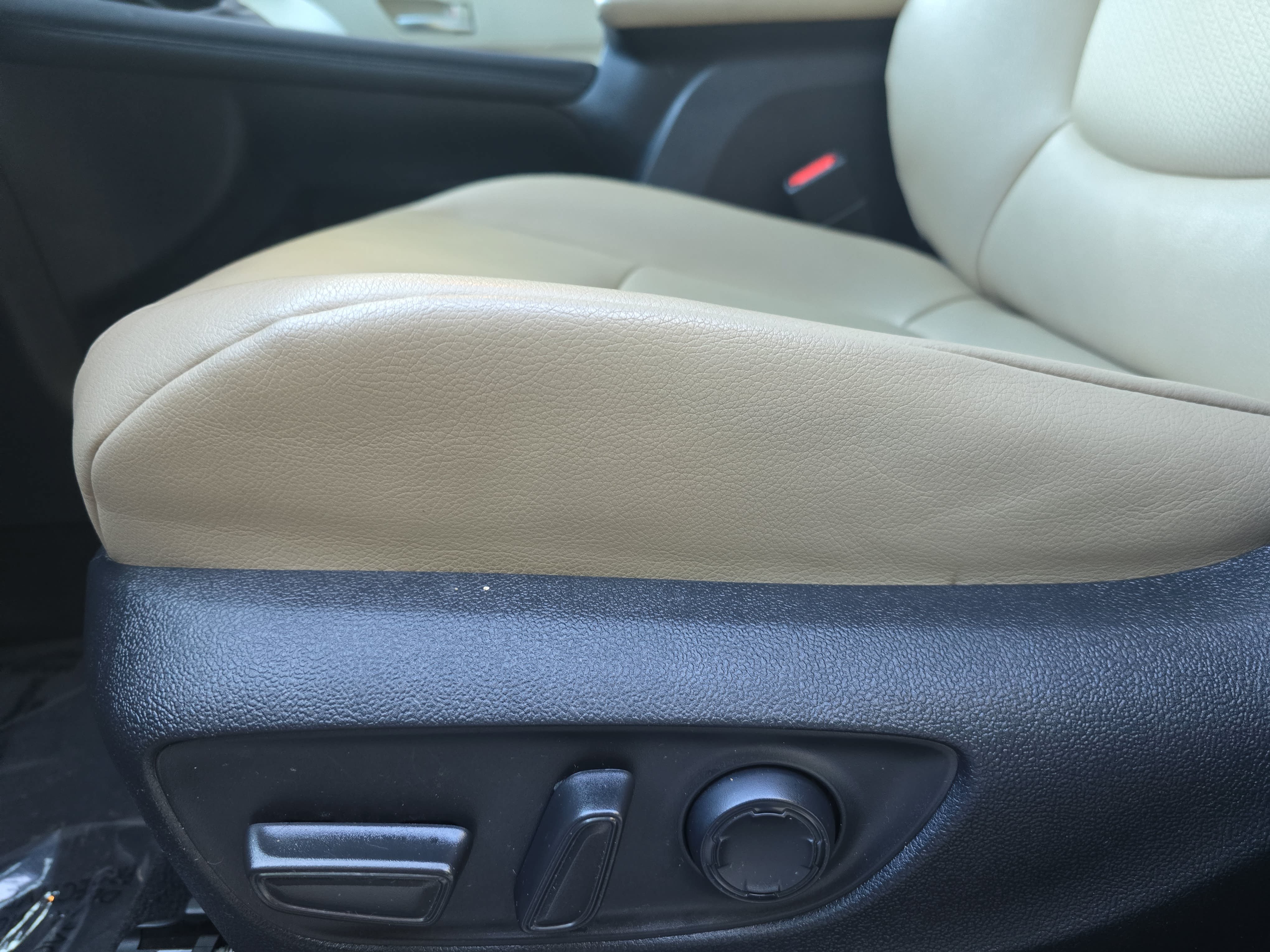 Used 2024 Toyota Sienna XLE FWD image 25