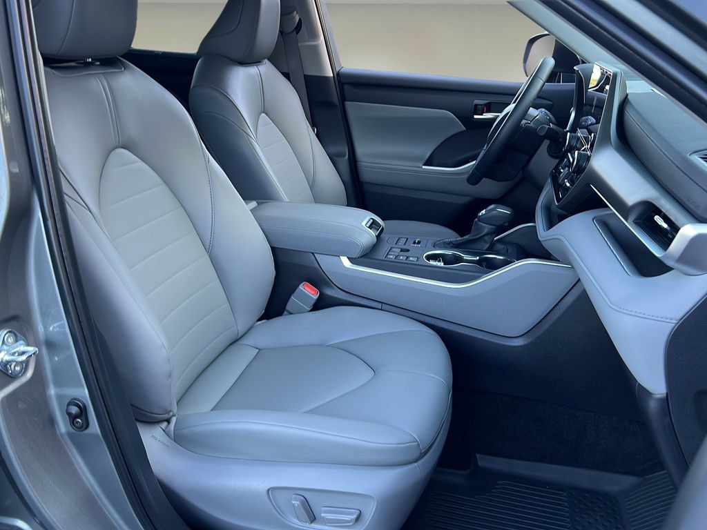 Certified 2026 Toyota Highlander XLE AWD/4WD image 18
