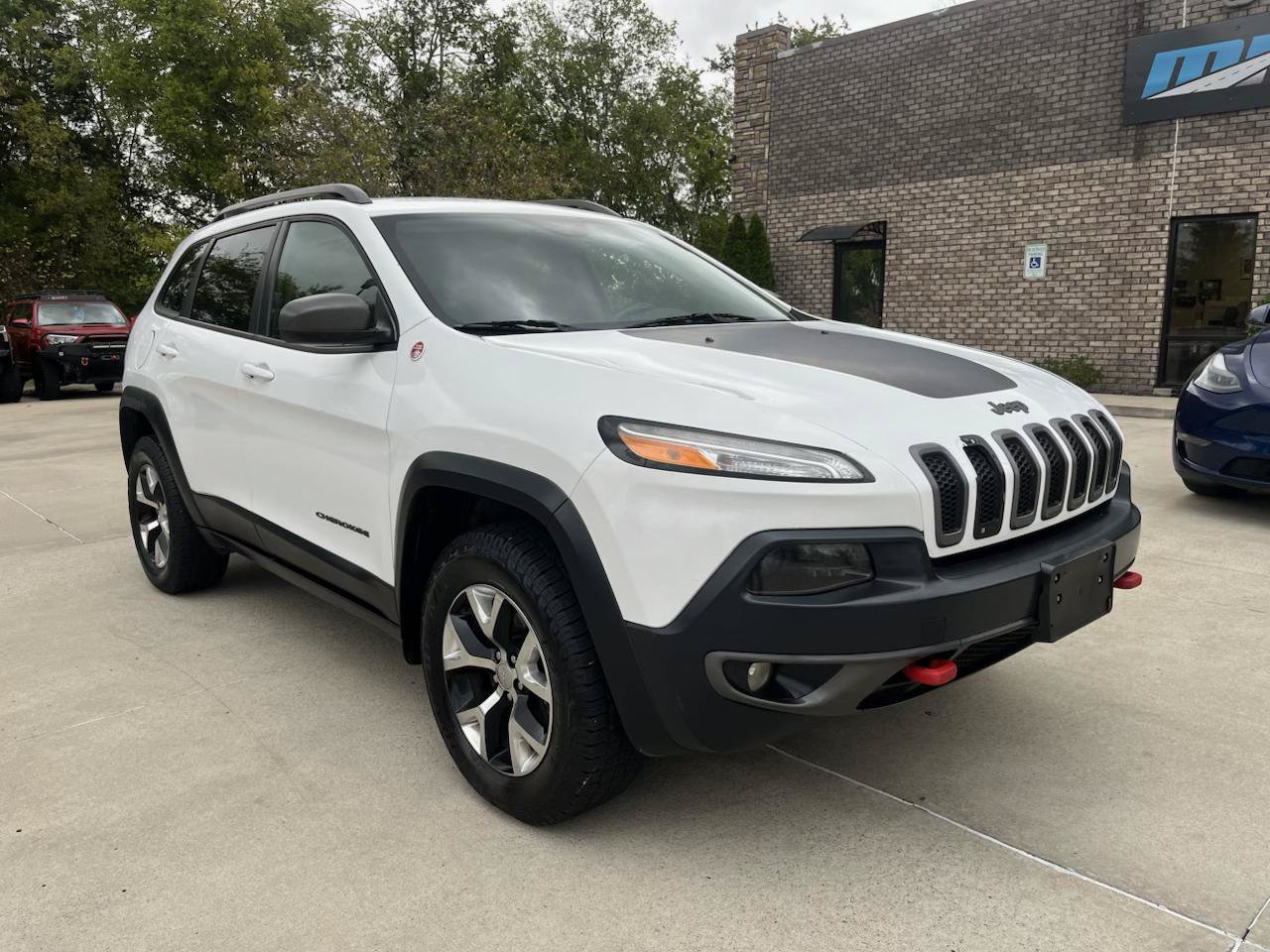 Used 2016 Jeep Cherokee Trailhawk w/ Leather Interior Group AWD/4WD image 3
