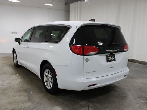 Used 2023 Chrysler Voyager LX image 7