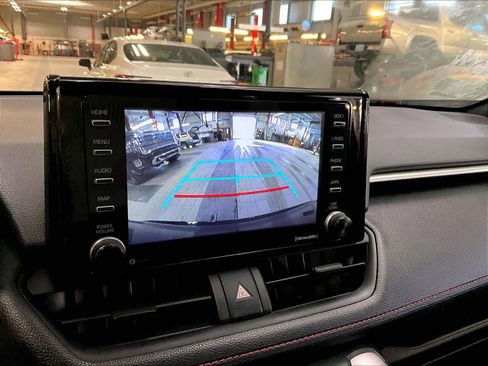 Used 2021 Toyota RAV4 SE image 19