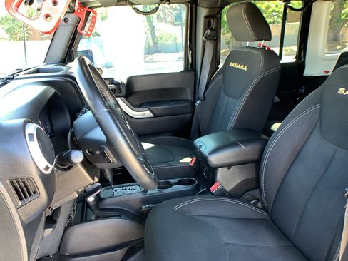 Used 2015 Jeep Wrangler Unlimited Sahara w/ Connectivity Group AWD/4WD image 11
