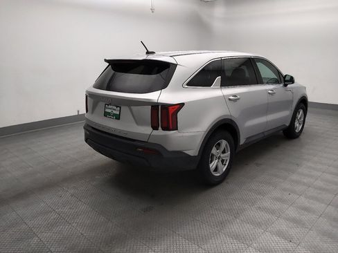 Used 2022 Kia Sorento LX FWD image 9