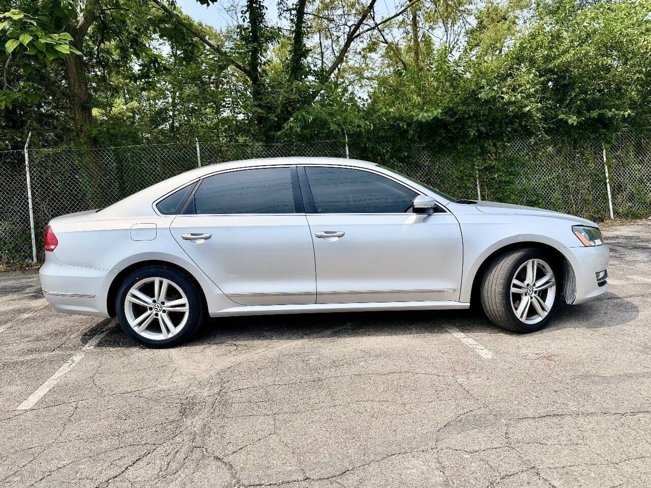 Used 2015 Volkswagen Passat TDI SEL Premium FWD image 2