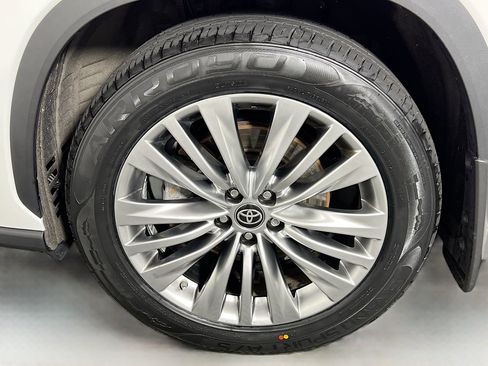 Certified 2024 Toyota Highlander Platinum AWD/4WD image 27