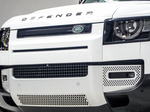 Used 2025 Land Rover Defender 110 S image 2
