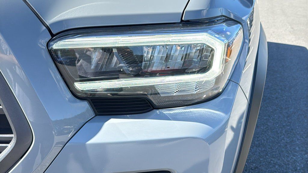 Used 2020 Toyota Tacoma TRD Off-Road AWD/4WD image 7