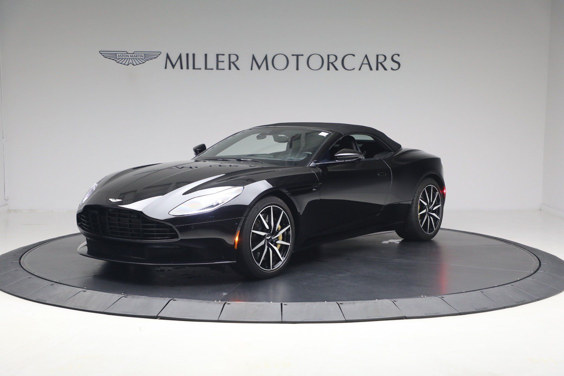 Used 2020 Aston Martin DB11 Volante RWD image 16
