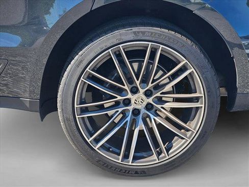 Used 2025 Porsche Macan AWD/4WD image 5