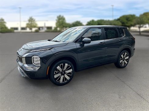 New 2025 Mitsubishi Outlander SE image 2