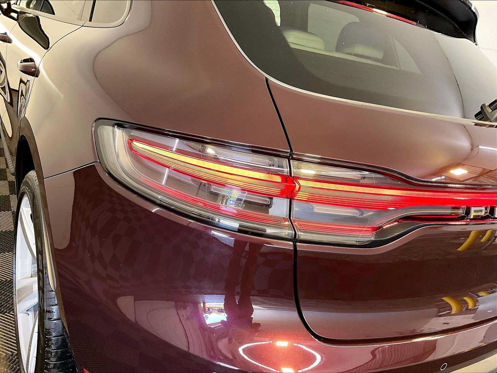 Certified 2024 Porsche Macan AWD/4WD image 30