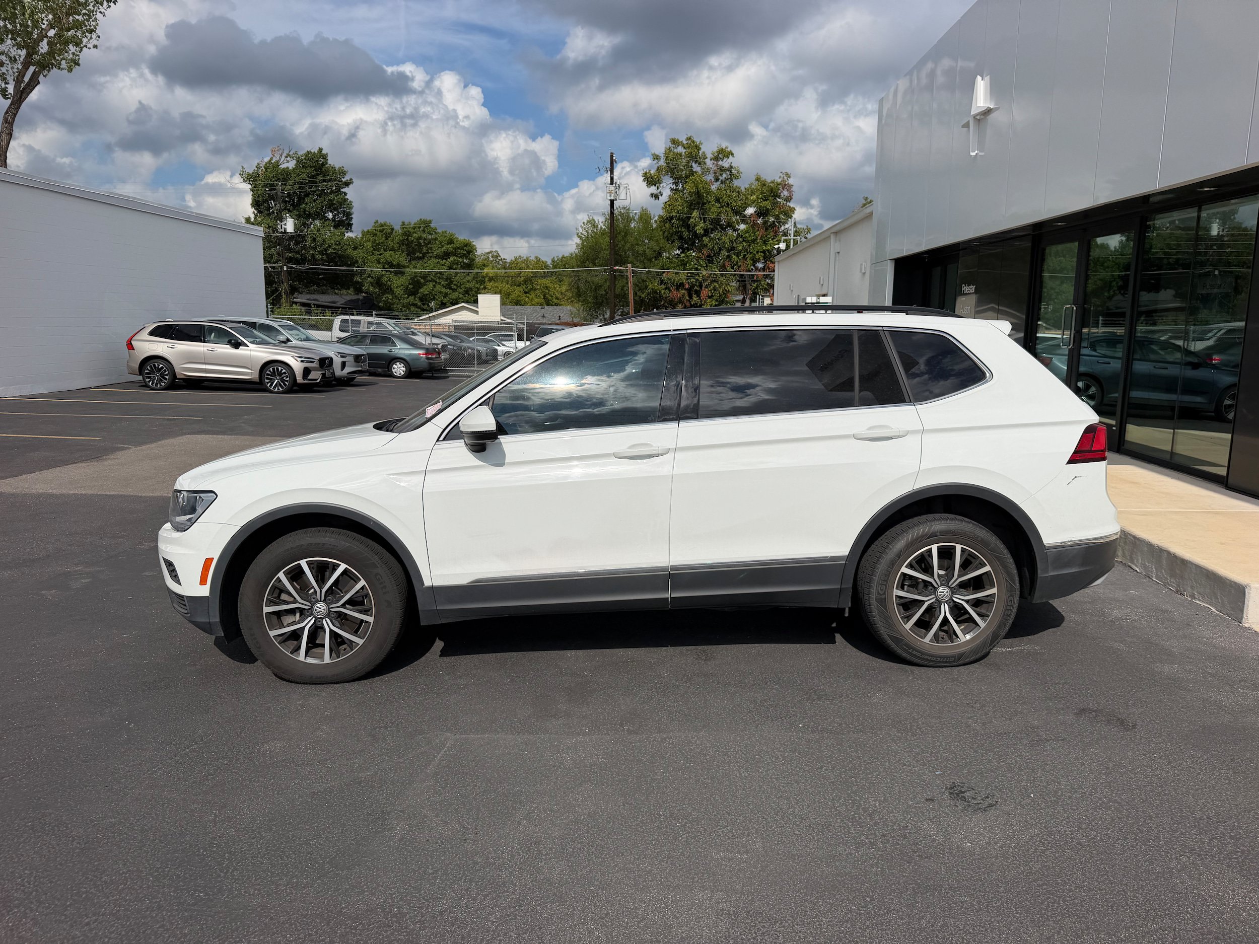 Used 2021 Volkswagen Tiguan SE FWD image 3