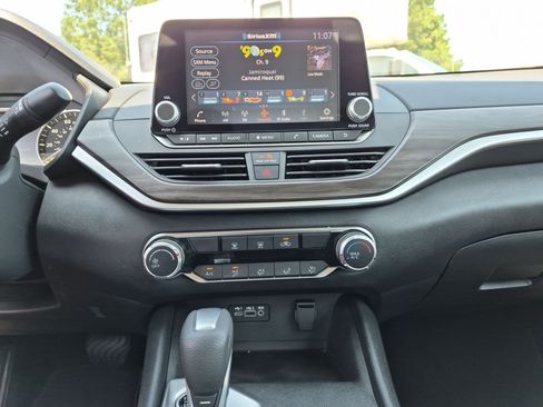 Used 2025 Nissan Altima 2.5 SV FWD image 22