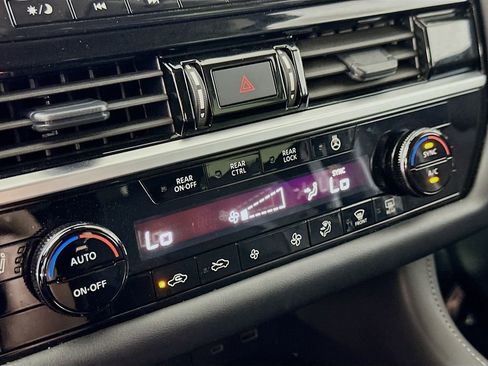 Used 2024 Nissan Pathfinder SL FWD image 28