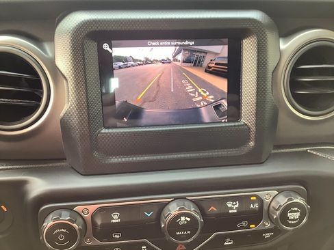 Certified 2023 Jeep Gladiator Sport AWD/4WD image 11